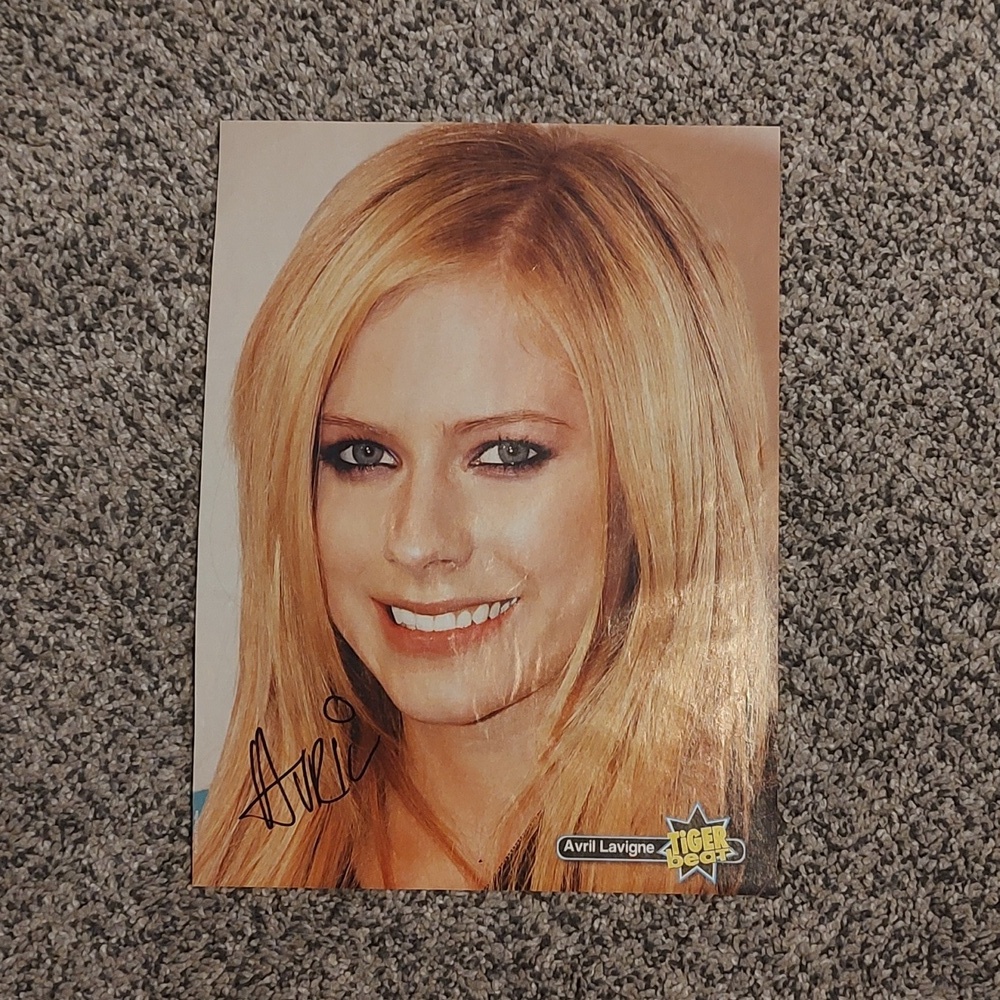 Avril Lavigne Hand Signed Autograph Photo
